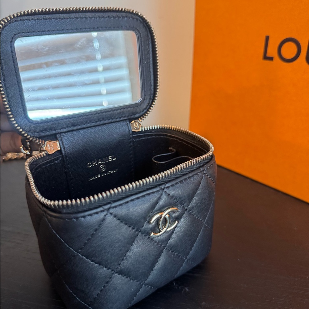 CHANEL Small Vanity With Chain - Picture 7 of 8